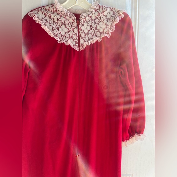 VTG 70s Long red Nightgown Housecoat lace collar & neckline & lace trim sleeves - Picture 7 of 11